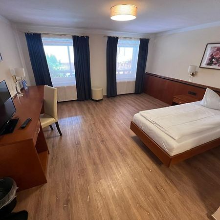 Hotel-Gasthof Postbraeu Дингольфинг Экстерьер фото