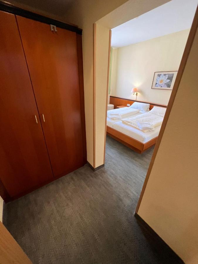 Hotel-Gasthof Postbraeu Дингольфинг Экстерьер фото