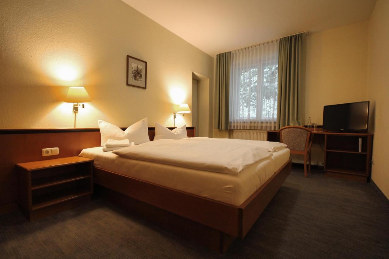 Hotel-Gasthof Postbraeu Дингольфинг Экстерьер фото