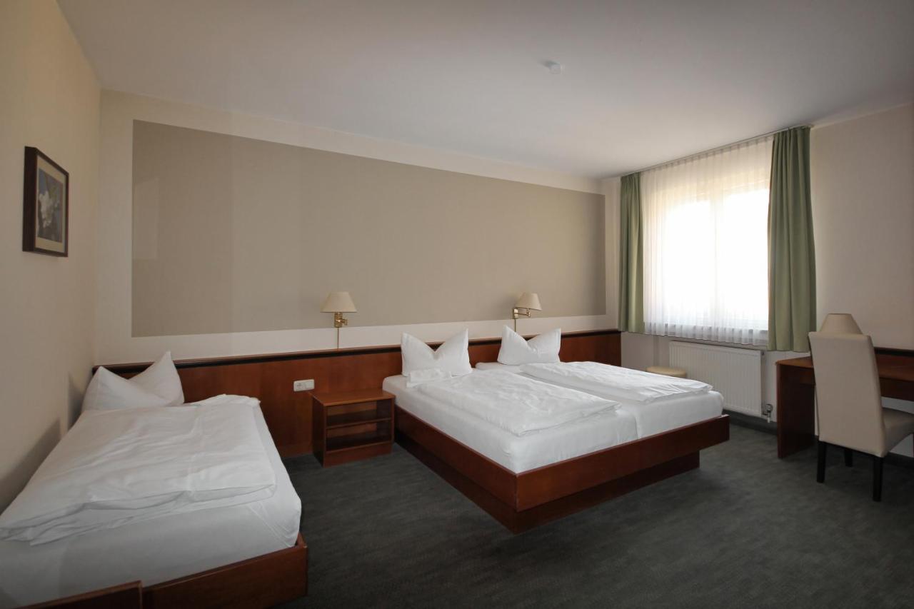 Hotel-Gasthof Postbraeu Дингольфинг Экстерьер фото